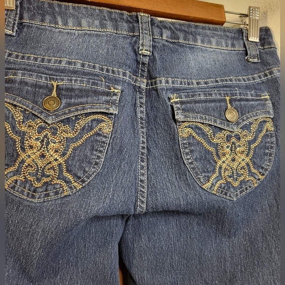 Blue Identity Women's Embroidered Bermuda Jean Shorts - Picture 4 of 10